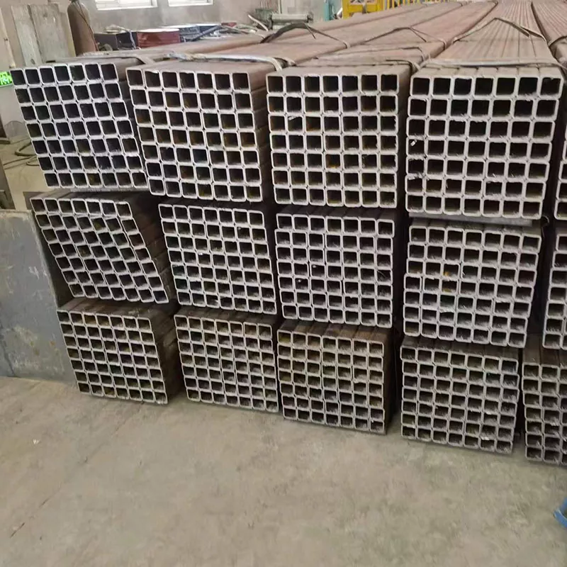 Tykt svart rektangulært rør